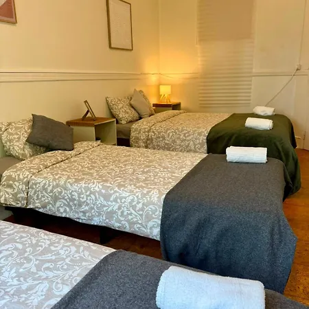Spacious T3 For Groups In Vibrant Neighborhood