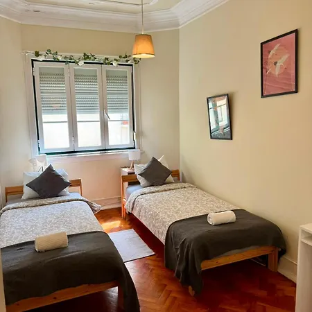 Spacious T3 For Groups In Vibrant Neighborhood