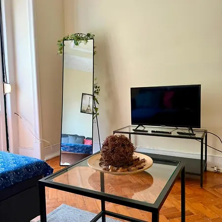 Апартаменты Spacious T3 For Groups In Vibrant Neighborhood