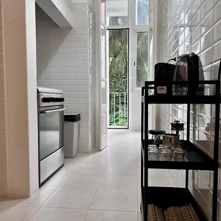 Spacious T3 For Groups In Vibrant Neighborhood *