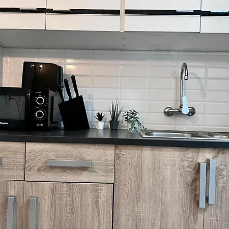 Spacious T3 For Groups In Vibrant Neighborhood *